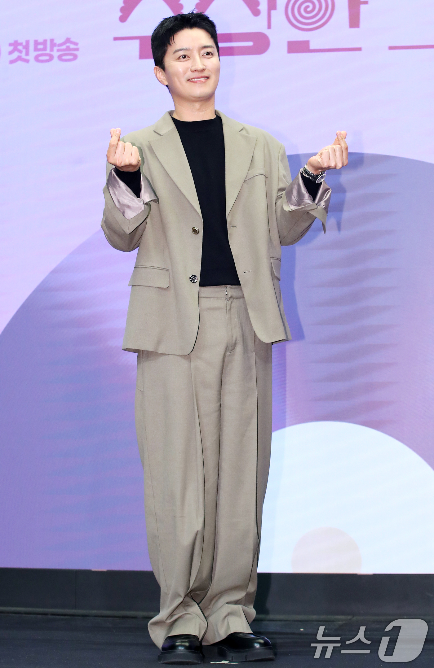 (서울=뉴스1) 권현진 기자 = 배우 인교진이 12일 서울 마포구 스탠포드호텔코리아에서 열린 KBS 2TV 드라마 '수상한 그녀' 제작발표회에서 포즈를 취하고 있다.'수상한 그녀' …