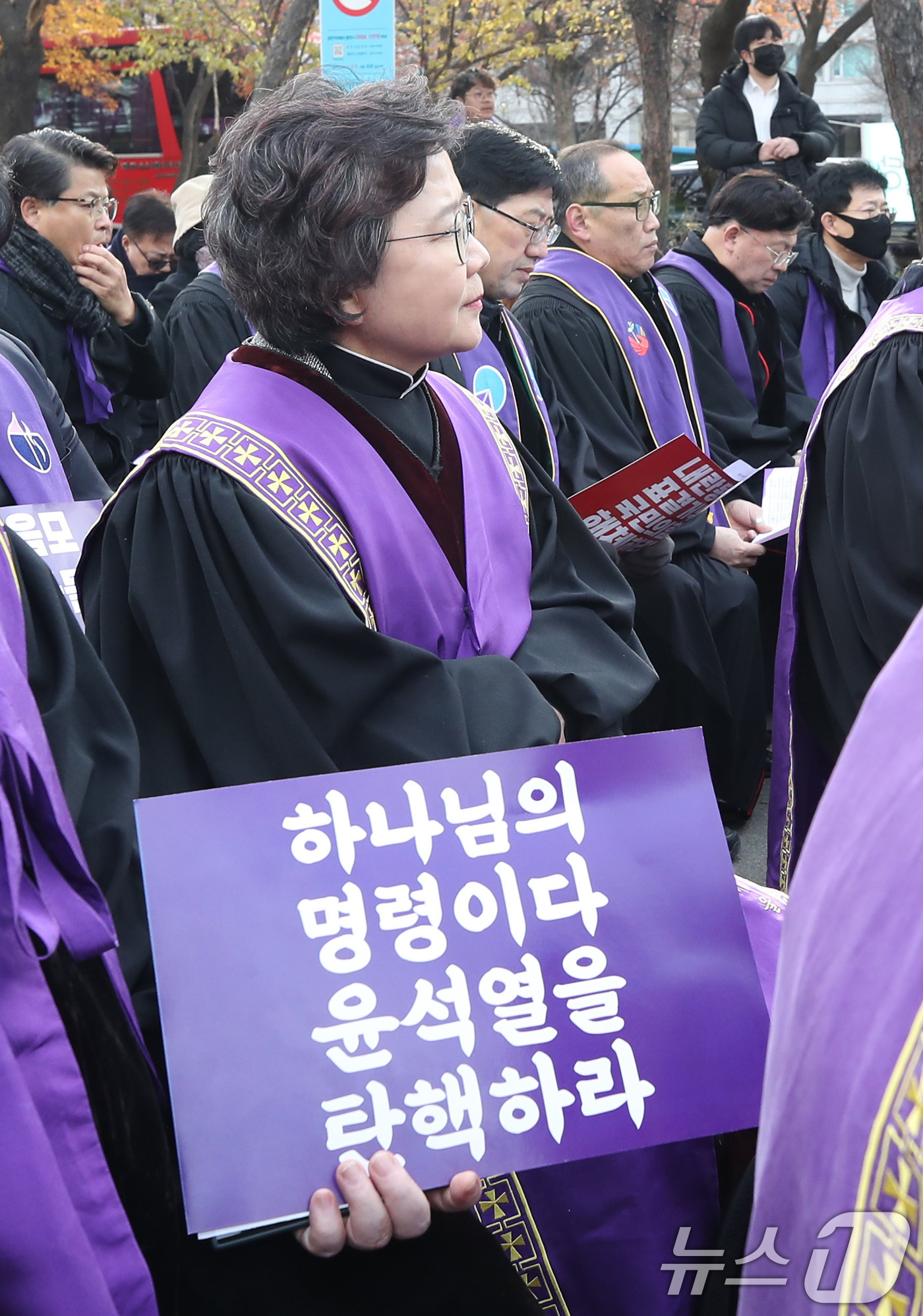 (서울=뉴스1) 임세영 기자 = 한국기독교장로회가 12일 서울 영등포구 여의도 국회 인근에서 민주와 헌정질서 보호를 위한 긴급시국기도회를 갖고 윤석열 탄핵을 촉구하고 있다. 202 …