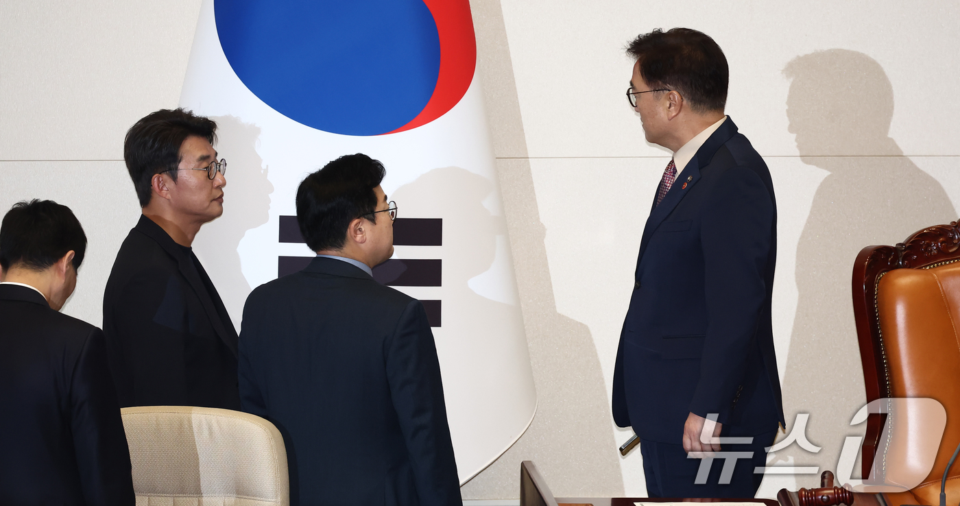 (서울=뉴스1) 김민지 기자 = 우원식 국회의장과 박찬대 더불어민주당 원내대표, 노종면 의원이 12일 오후 서울 여의도 국회에서 열린 본회의에서 심각하게 대화하고 있다. 2024. …