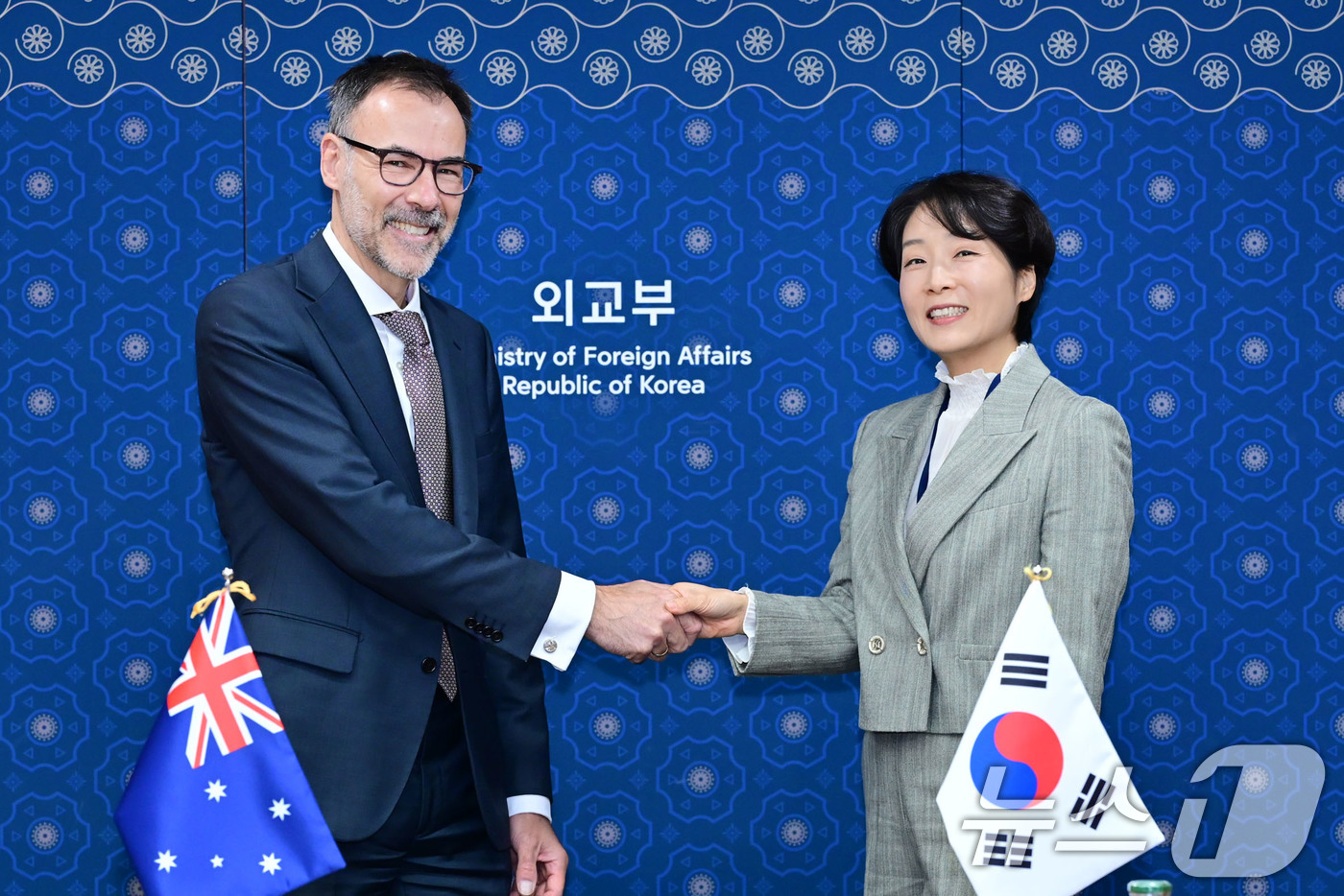 (서울=뉴스1) = 정의혜 외교부 인도-태평양 특별대표와 피터 사프착 호주 외교통상부 지전략파트너십 국장이 12일 오전 서울 종로구 외교부에서 열린 한·호주 인도-태평양 대화에서 …