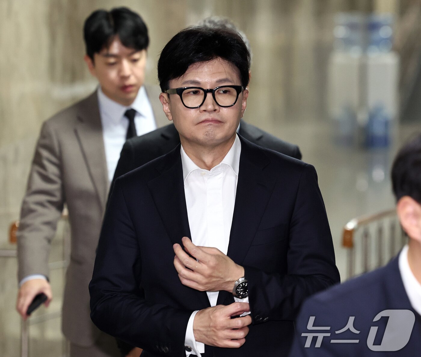 본문 이미지 - 한동훈 국민의힘 대표가 12일 오후 서울 여의도 국회에서 열린 의원총회를 마친 뒤 의총장을 나서고 있다. 2024.12.12/뉴스1 ⓒ News1 구윤성 기자