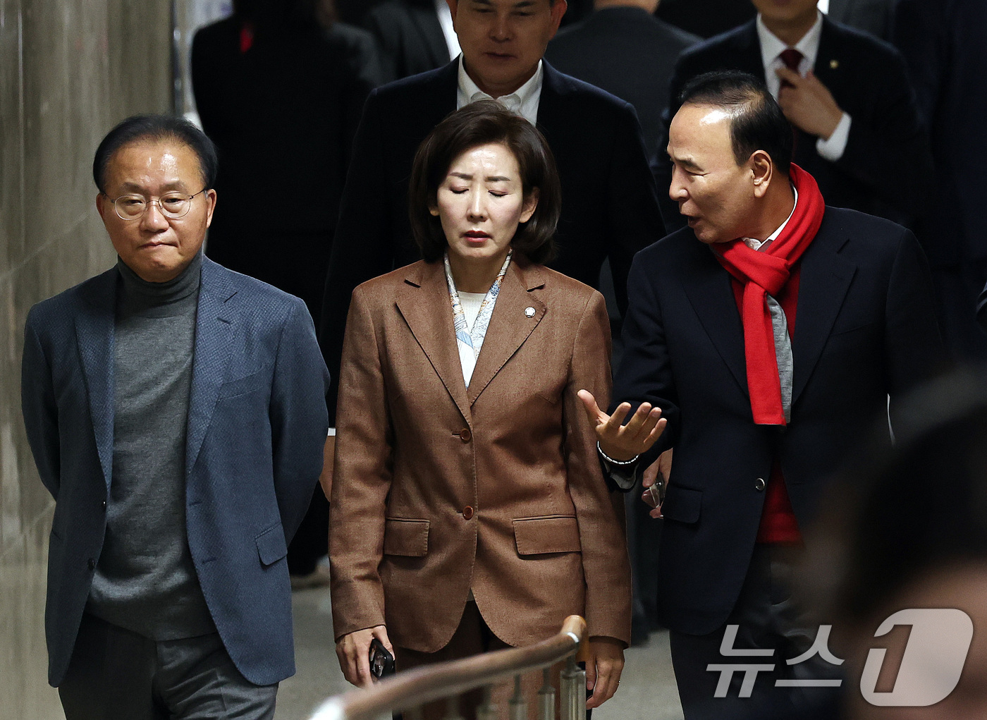 (서울=뉴스1) 구윤성 기자 = 국민의힘 나경원, 박덕흠, 윤재옥 의원들이 12일 오후 서울 여의도 국회에서 열린 의원총회에 참석한 뒤 의총장을 나서고 있다. 2024.12.12/ …