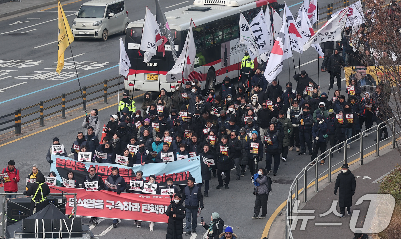 (서울=뉴스1) 김성진 기자 = 민주노총 조합원들이 12일 서울 중구 세종대로에서 열린'내란주범 윤석열 즉각 탄핵구속! 내란동조 국민의힘 해체!' 노동자 시민대회에서 대통령실 방향 …