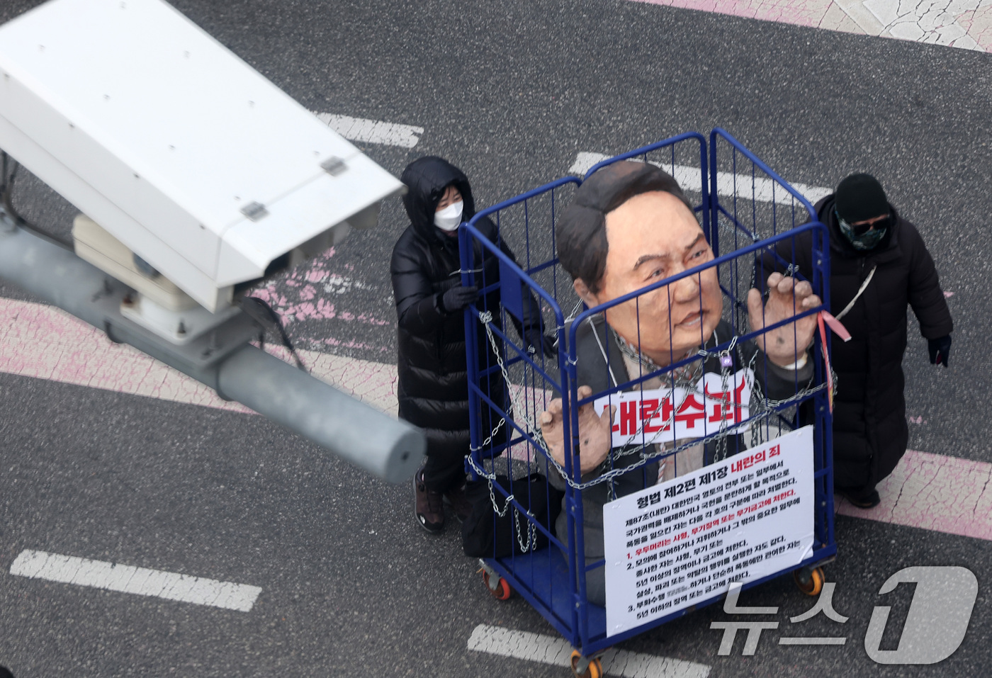 (서울=뉴스1) 김성진 기자 = 민주노총 조합원들이 12일 서울 중구 세종대로에서 열린'내란주범 윤석열 즉각 탄핵구속! 내란동조 국민의힘 해체!' 노동자 시민대회에서 대통령실 방향 …