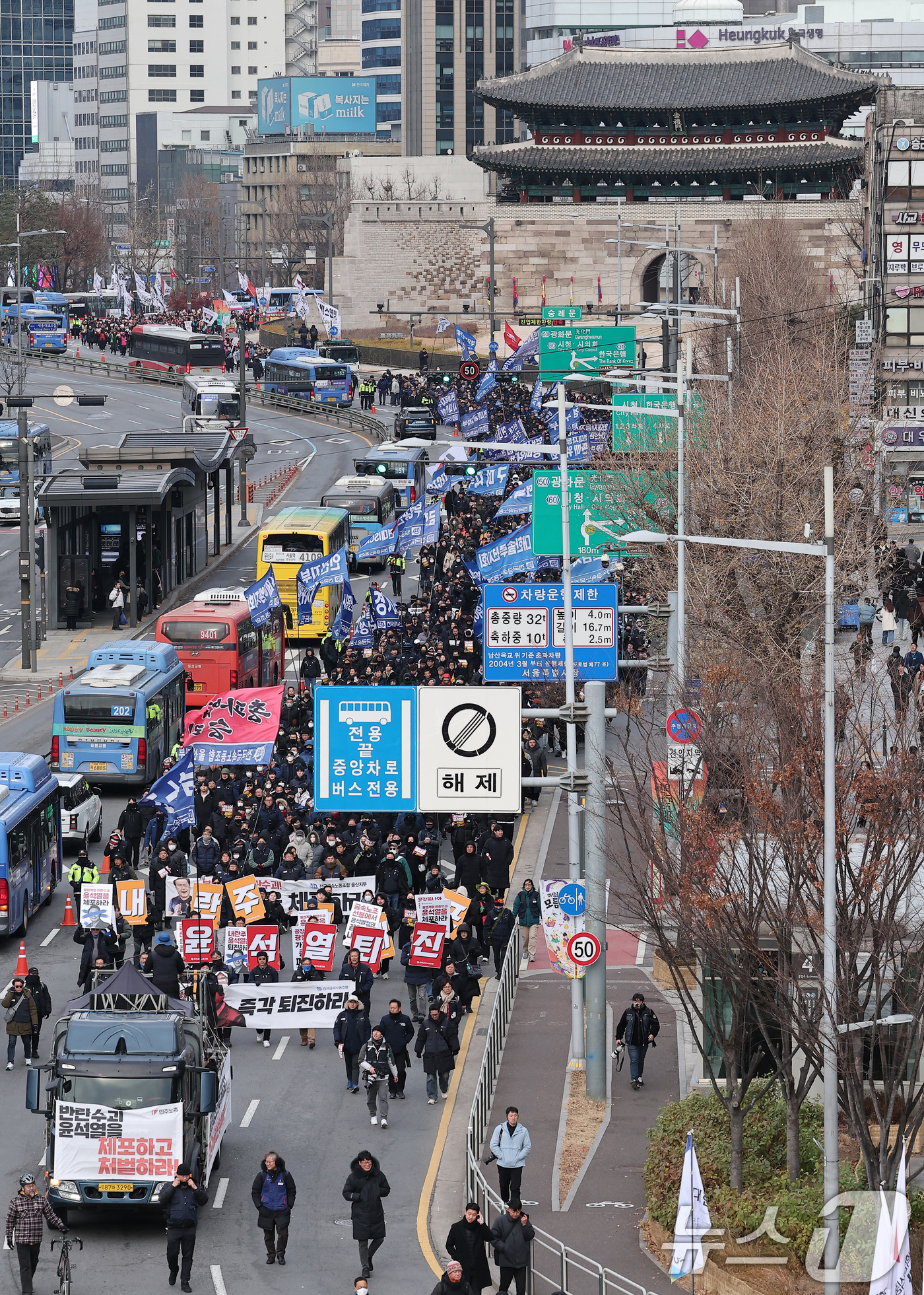 (서울=뉴스1) 김성진 기자 = 민주노총 조합원들이 12일 서울 중구 세종대로에서 열린'내란주범 윤석열 즉각 탄핵구속! 내란동조 국민의힘 해체!' 노동자 시민대회에서 대통령실 방향 …