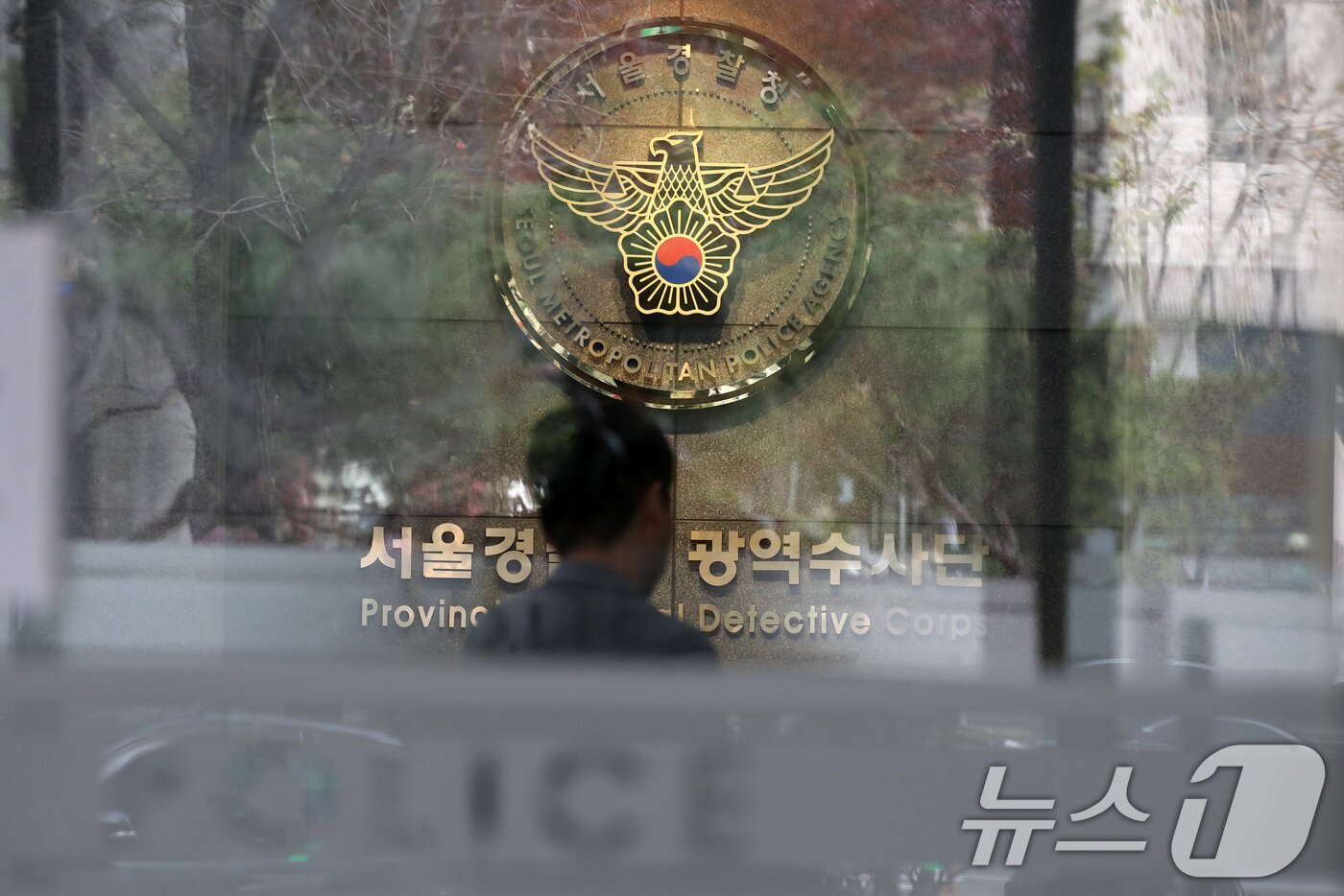 본문 이미지 - 비상계엄 사태를 수사하는 경찰 국가수사본부 특별수사단이 내란 혐의로 긴급 체포된 조지호 경찰청장과 김봉식 서울경찰청장에 대해 구속영장을 신청했다. 앞서 특수단은 전날 새벽 3시 43분쯤 조 청장과 김 서울청장을 조사 중 긴급체포했다. /뉴스1 ⓒ News1 이승배 기자