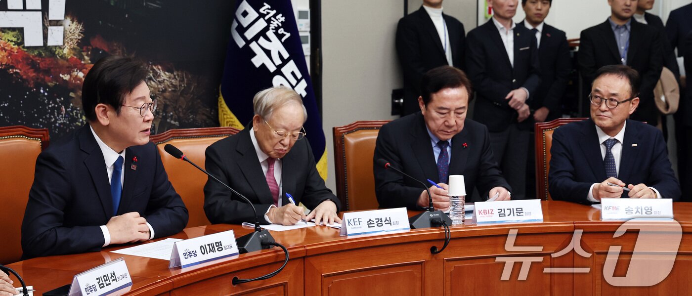 본문 이미지 - 이재명 더불어민주당 대표가 12일 오후 서울 여의도 국회에서 열린 경제단체 긴급 간담회에서 발언하고 있다. 2024.12.12/뉴스1 ⓒ News1 구윤성 기자