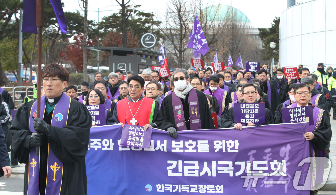 (서울=뉴스1) 임세영 기자 = 한국기독교장로회가 12일 서울 영등포구 여의도 국회 인근에서 민주와 헌정질서 보호를 위한 긴급시국기도회를 마친 뒤 윤석열 대통령 탄핵 촉구 행진을 …