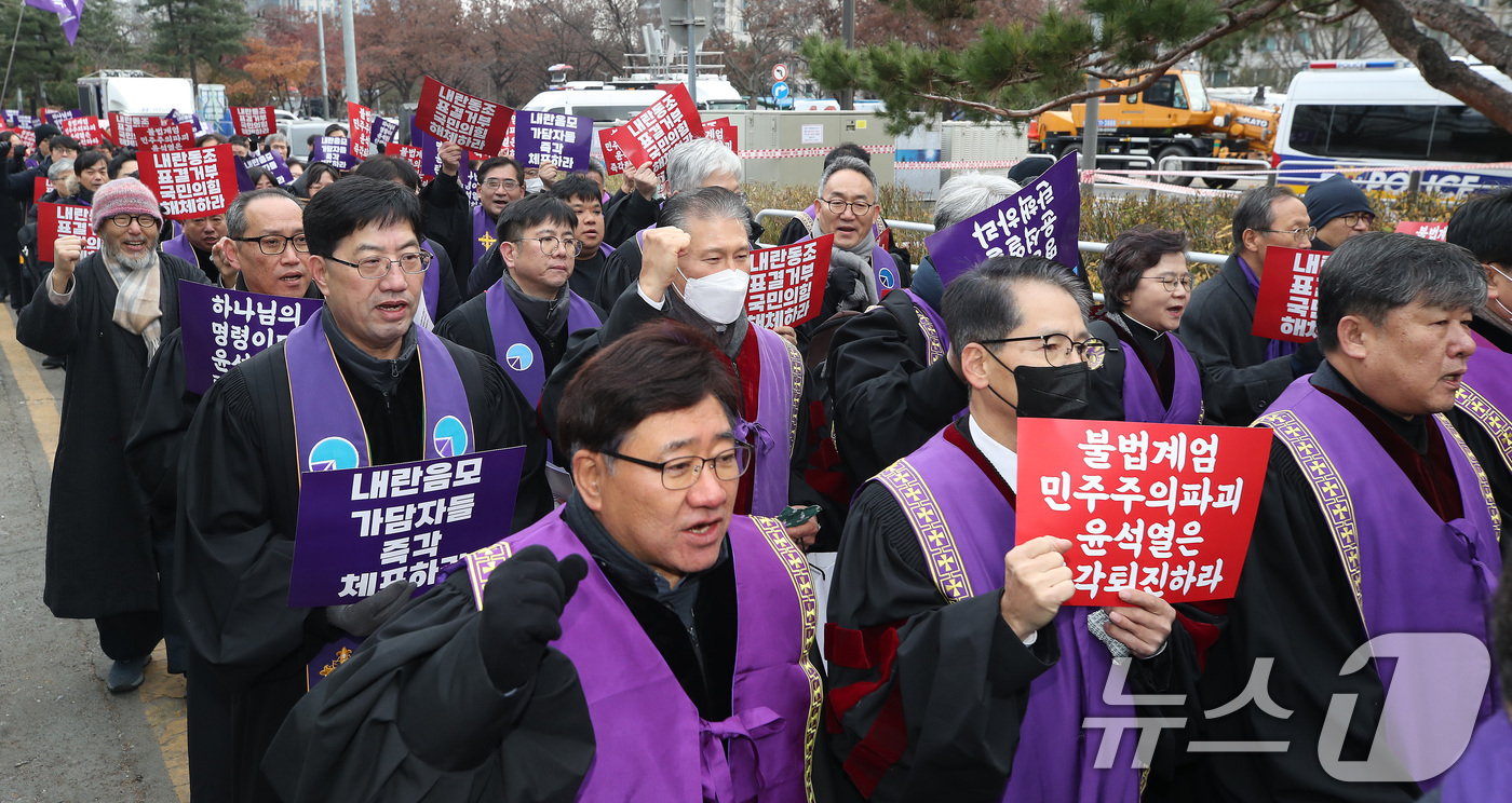 (서울=뉴스1) 임세영 기자 = 한국기독교장로회가 12일 서울 영등포구 여의도 국회 인근에서 민주와 헌정질서 보호를 위한 긴급시국기도회를 마친 뒤 윤석열 대통령 탄핵 촉구 행진을 …
