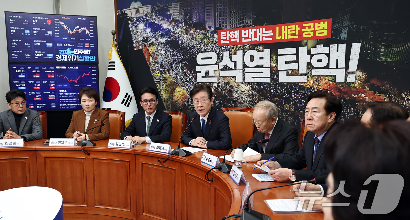 (서울=뉴스1) 구윤성 기자 = 이재명 더불어민주당 대표가 12일 오후 서울 여의도 국회에서 열린 경제단체 긴급 간담회에서 발언하고 있다. 2024.12.12/뉴스1