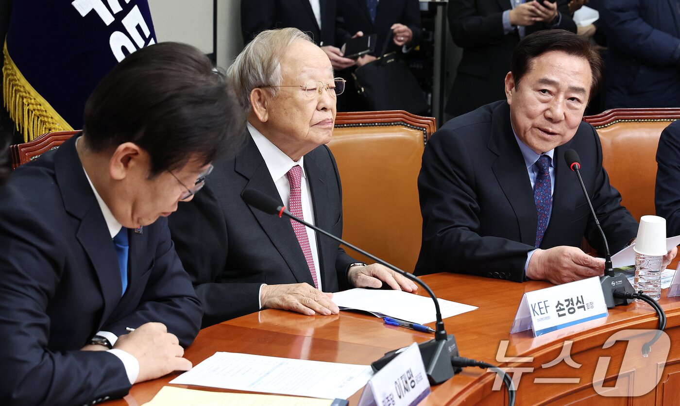 본문 이미지 - 김기문 중소기업중앙회장이 12일 오후 서울 여의도 국회에서 열린 더불어민주당-경제단체 긴급 간담회에서 발언하고 있다. 2024.12.12/뉴스1 ⓒ News1 구윤성 기자