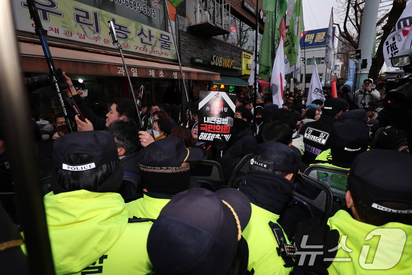 (서울=뉴스1) 김성진 기자 = 민주노총 조합원들이 12일 서울 중구 세종대로에서 열린 '내란주범 윤석열 즉각 탄핵구속! 내란동조 국민의힘 해체!' 노동자 시민대회를 마친 뒤 대통 …