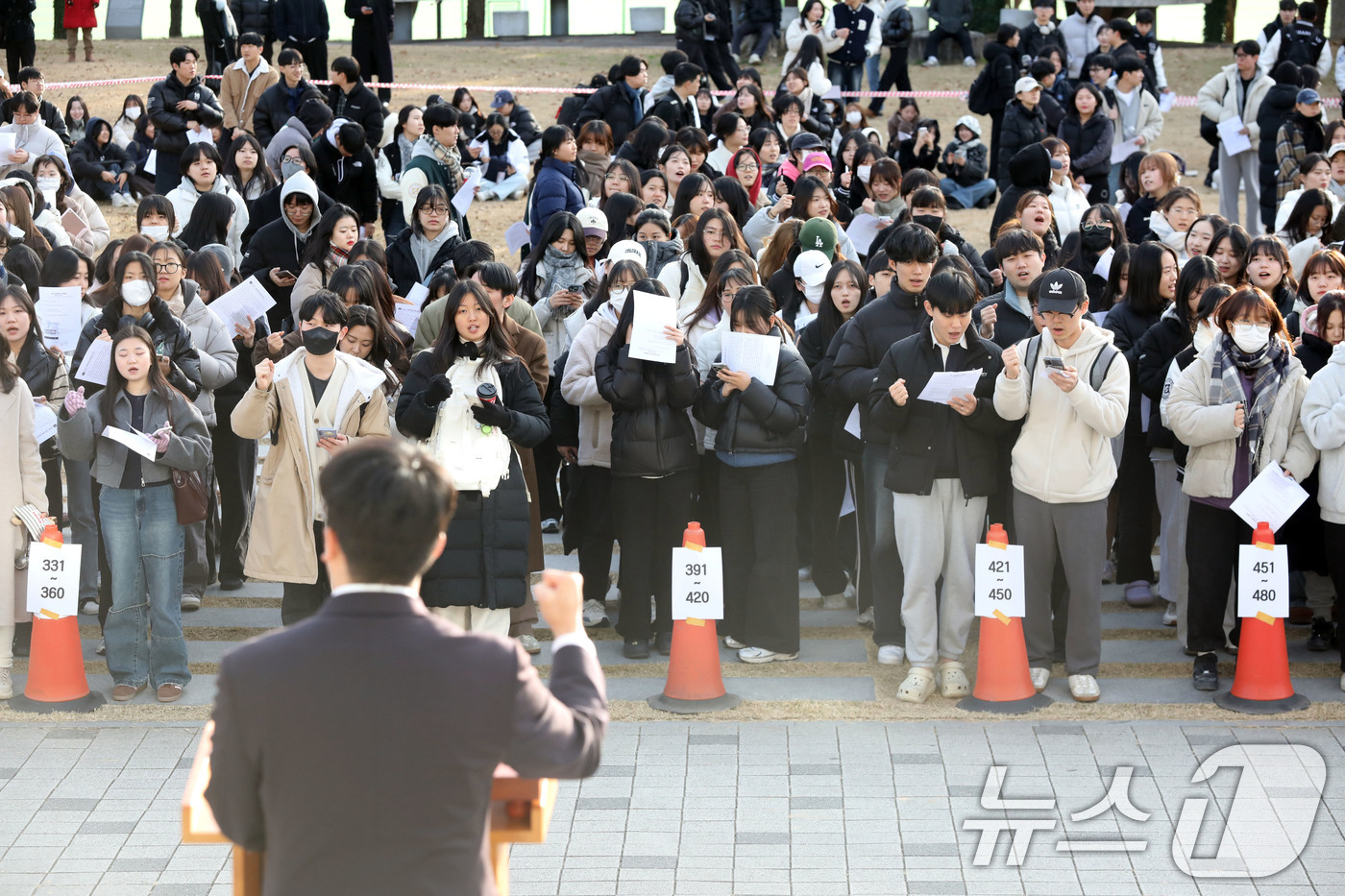 (광주=뉴스1) 박지현 기자 = 12일 오후 광주 북구 전남대학교 민주마루 앞 광장에서 '비상계엄 선포에 따른 윤석열 퇴진 결의안' 표결을 위해 이홍규 학생회장을 비롯한 학생들이 …