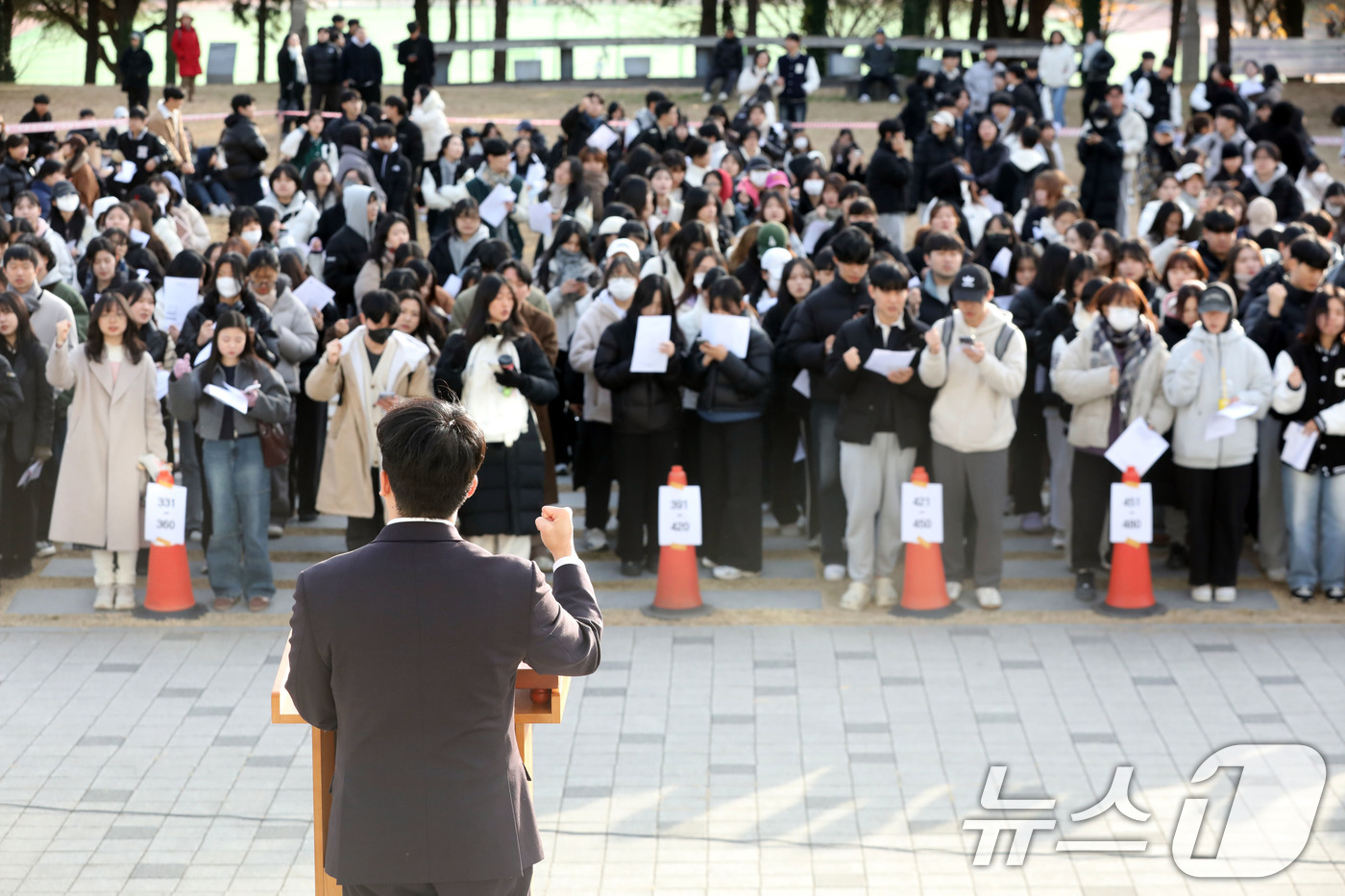 (광주=뉴스1) 박지현 기자 = 12일 오후 광주 북구 전남대학교 민주마루 앞 광장에서 '비상계엄 선포에 따른 윤석열 퇴진 결의안' 표결을 위한 학생총회 개회를 위해 이홍규 학생회 …