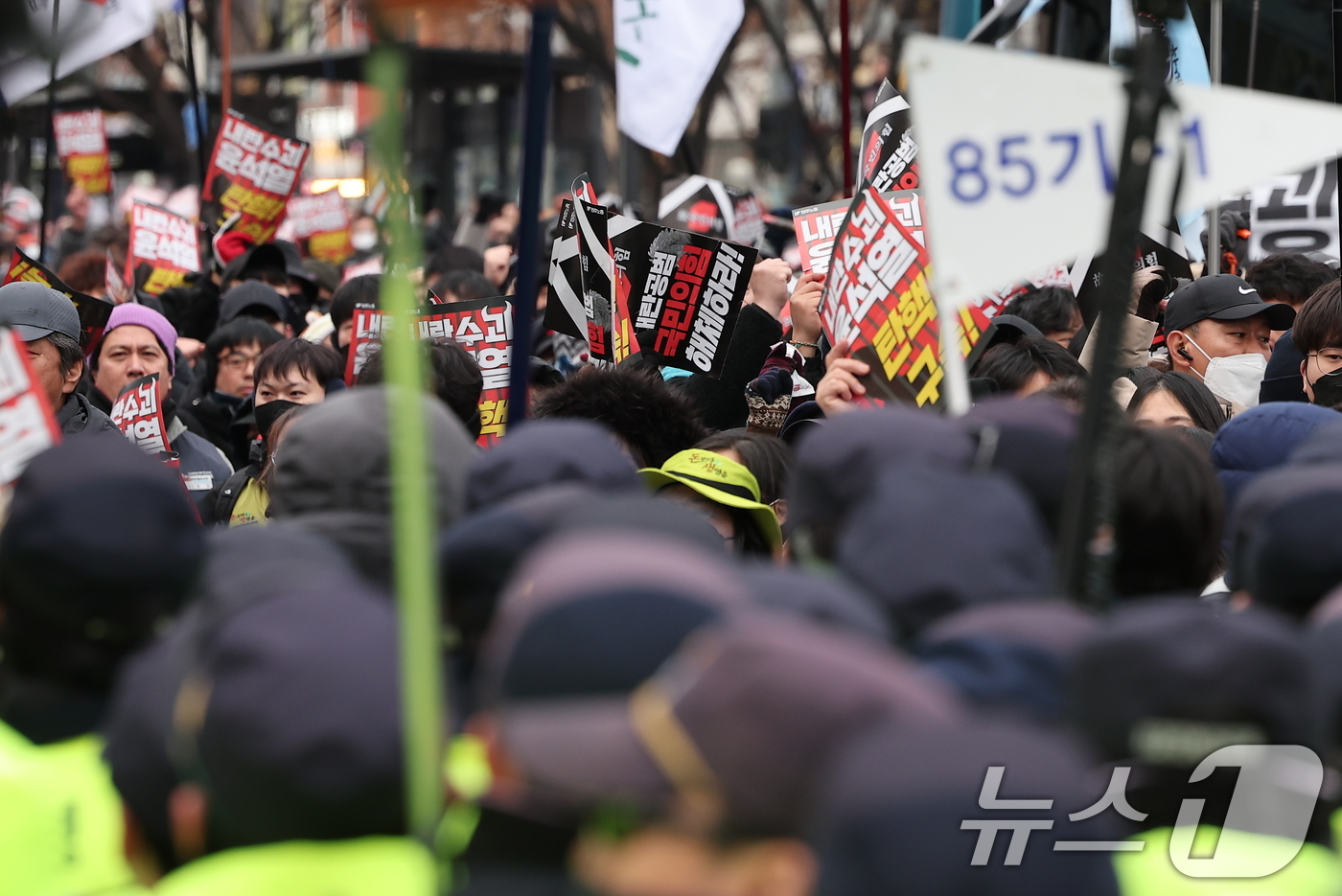 (서울=뉴스1) 김성진 기자 = 민주노총 양경수 위원장과 조합원들이 12일 서울 중구 세종대로에서 열린 '내란주범 윤석열 즉각 탄핵구속! 내란동조 국민의힘 해체!' 노동자 시민대회 …