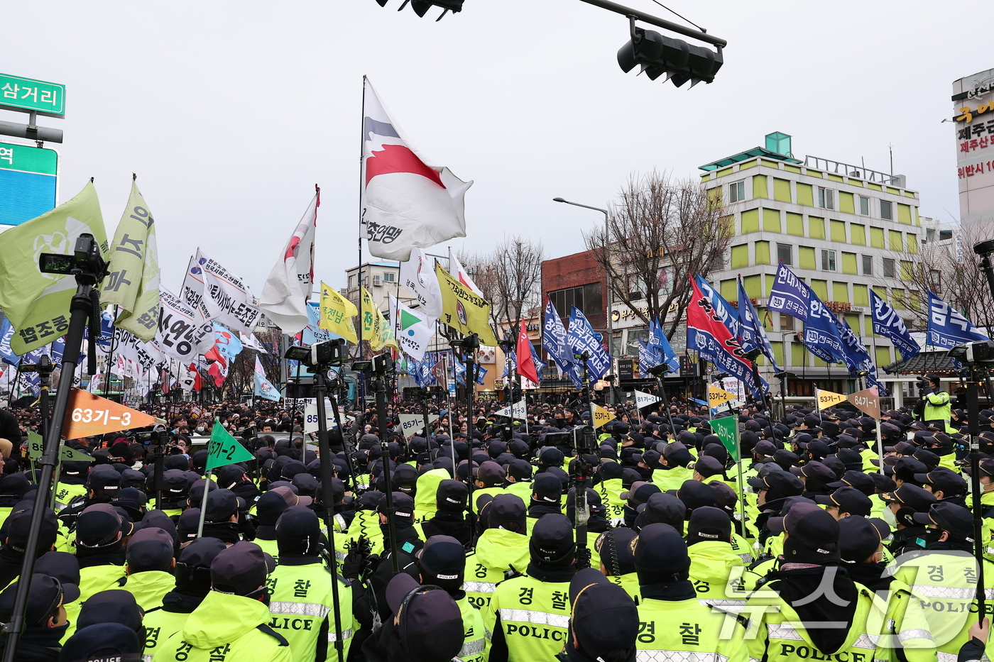 (서울=뉴스1) 김성진 기자 = 민주노총 양경수 위원장과 조합원들이 12일 서울 중구 세종대로에서 열린 '내란주범 윤석열 즉각 탄핵구속! 내란동조 국민의힘 해체!' 노동자 시민대회 …