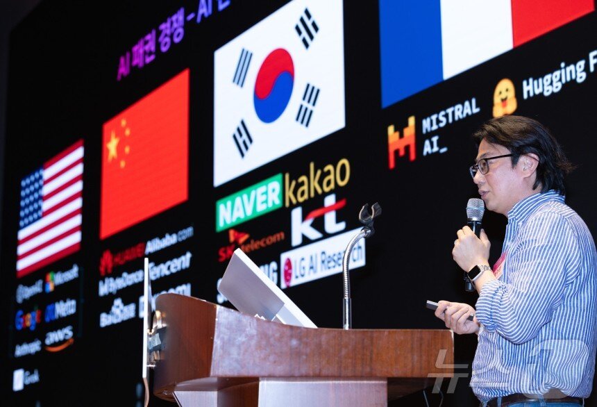 본문 이미지 - 정주환 네이버클라우드 AI 테크 석세스가 &#39;AI 패권전쟁, 한국 생존전략&#39; 주제로 열린 뉴스1 테크포럼&#40;NTF&#41;에서 발표를 하고 있다. 2024.6.19/뉴스1 ⓒ News1 이재명 기자
