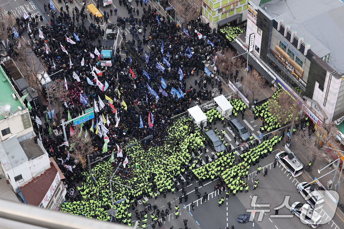 (서울=뉴스1) 김성진 기자 = 민주노총 양경수 위원장과 조합원들이 12일 서울 중구 세종대로에서 열린 '내란주범 윤석열 즉각 탄핵구속! 내란동조 국민의힘 해체!' 노동자 시민대회 …