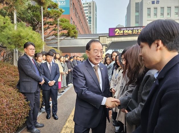 하윤수 전 부산교육감 "야인으로 돌아가 부산교육 밀알될 것"(종합)