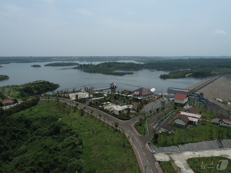 본문 이미지 - 자카르타 서부지역 400만명의 식수를 책임지게 될 까리안댐 전경. &#40;사진제공=농어촌공사&#41;