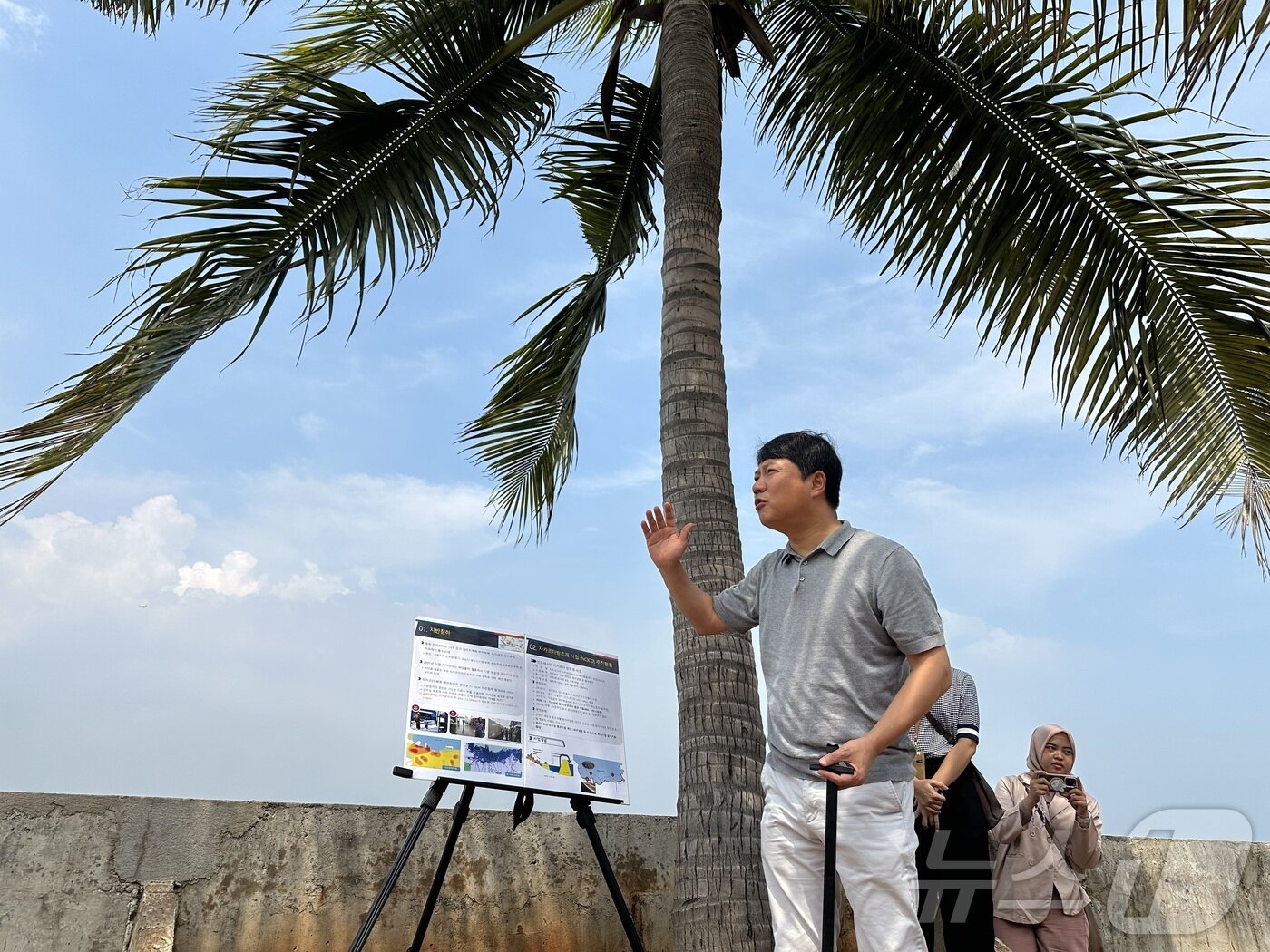 본문 이미지 - 대방조제 사업 예정지에서 관련 내용을 설명 중인 남호성 부장. ⓒNews1 나혜윤 기자