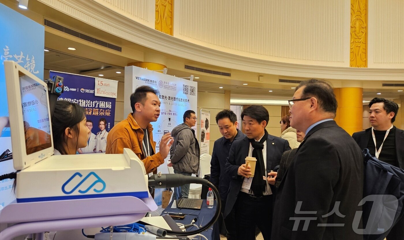 본문 이미지 - Vetnos 관계자가 11일 중국 상하이국제컨벤션센터에서 열린 &#39;GVS 2024&#39;에서 제품을 소개하고 있다. ⓒ 뉴스1 최서윤 기자