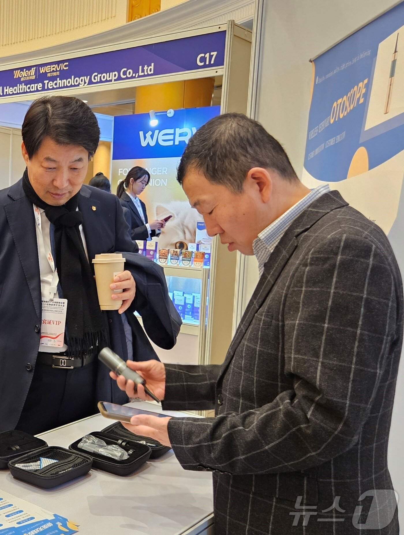 본문 이미지 - 심천한상 장원호 수의사가 11일 중국 상하이국제컨벤션센터에서 열린 &#39;GVS 2024&#39;에서 제품을 소개하고 있다. ⓒ 뉴스1 최서윤 기자