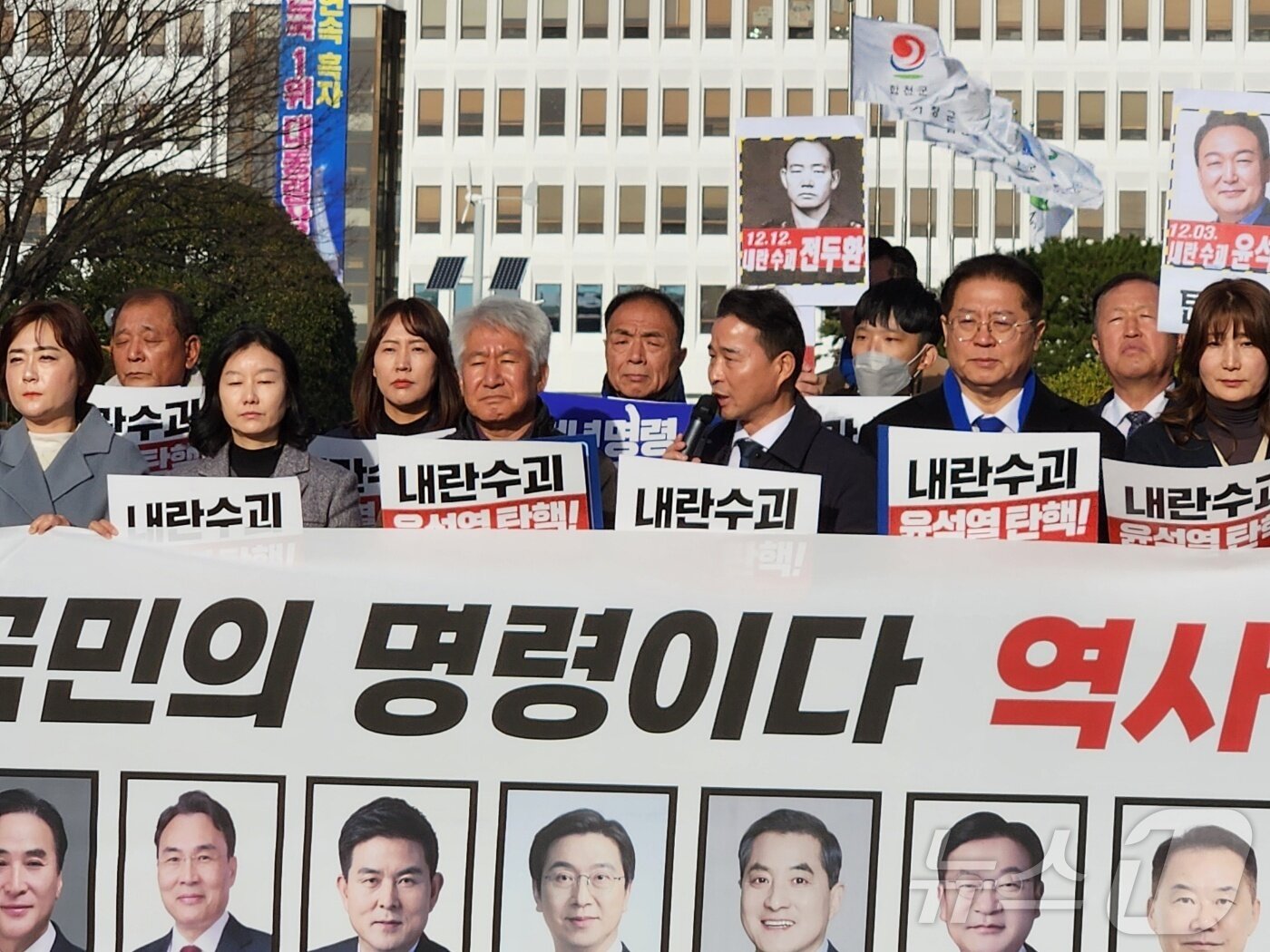 본문 이미지 - 더불어민주당 경남도당이 12일 경남도청 앞에서 기자회견을 열고 윤석열 대통령의 대국민 담화를 비판하고 있다.(민주당 경남도당 제공)
