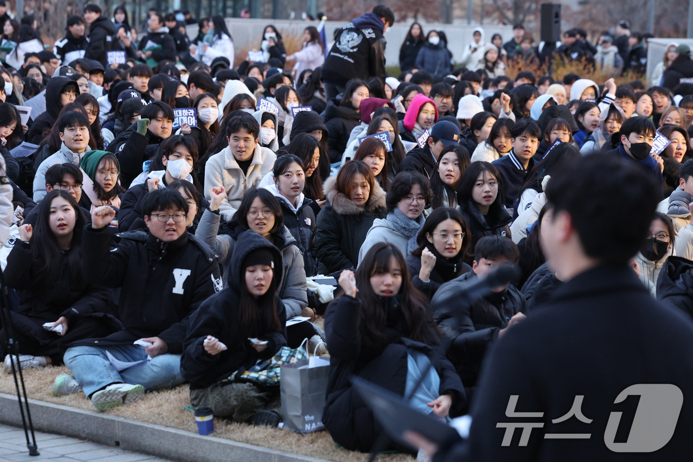 (서울=뉴스1) 신웅수 기자 = 12일 오후 서울 서대문구 연세대학교에서 열린 연세대 학생총회 및 연세인 시국선언대회에서 윤석열 대통령의 퇴진을 촉구하고 있다.이날 연세대학교 학생 …