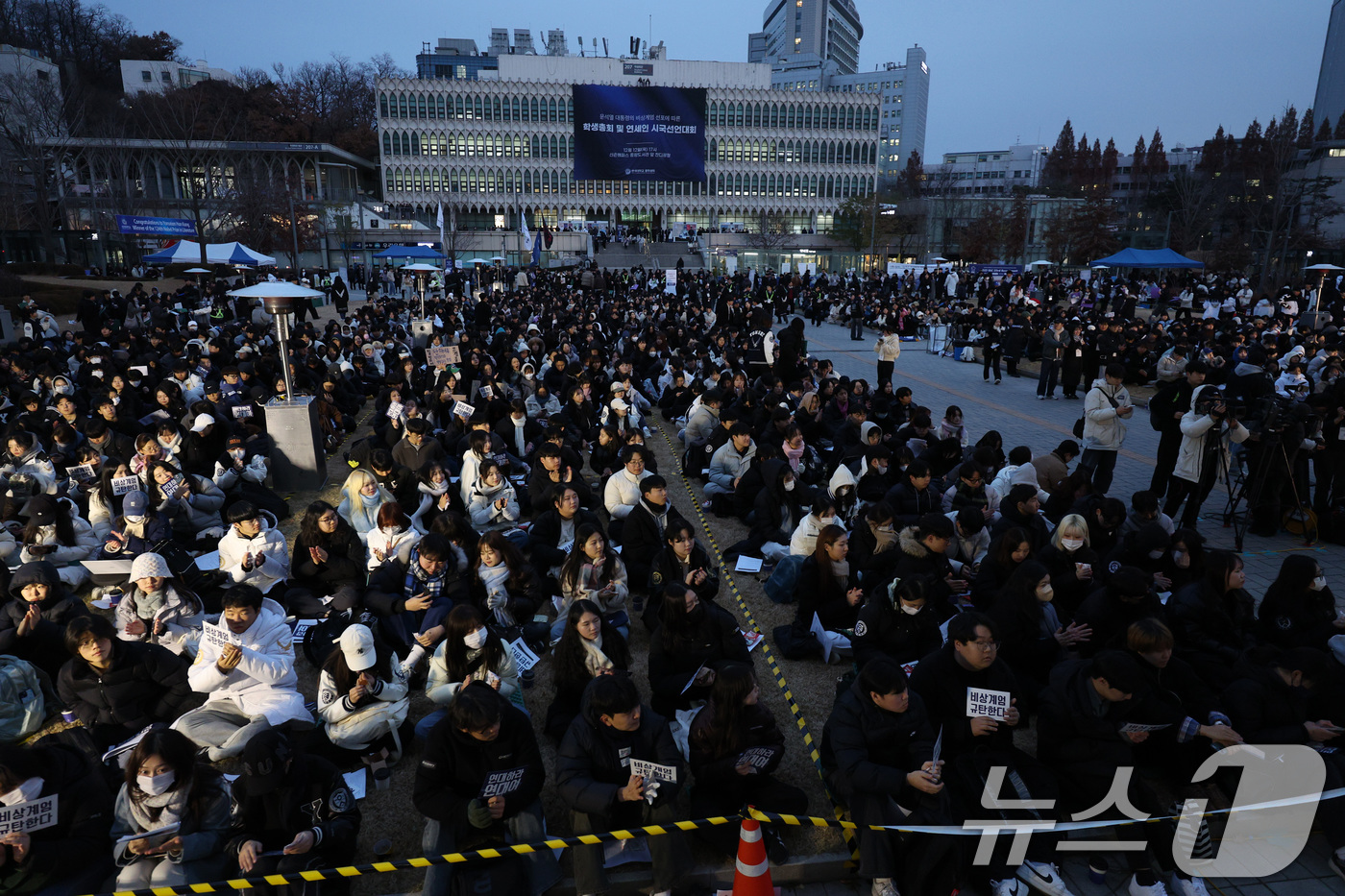 (서울=뉴스1) 신웅수 기자 = 12일 오후 서울 서대문구 연세대학교에서 열린 연세대 학생총회 및 연세인 시국선언대회에서 윤석열 대통령의 퇴진을 촉구하고 있다.이날 연세대학교 학생 …