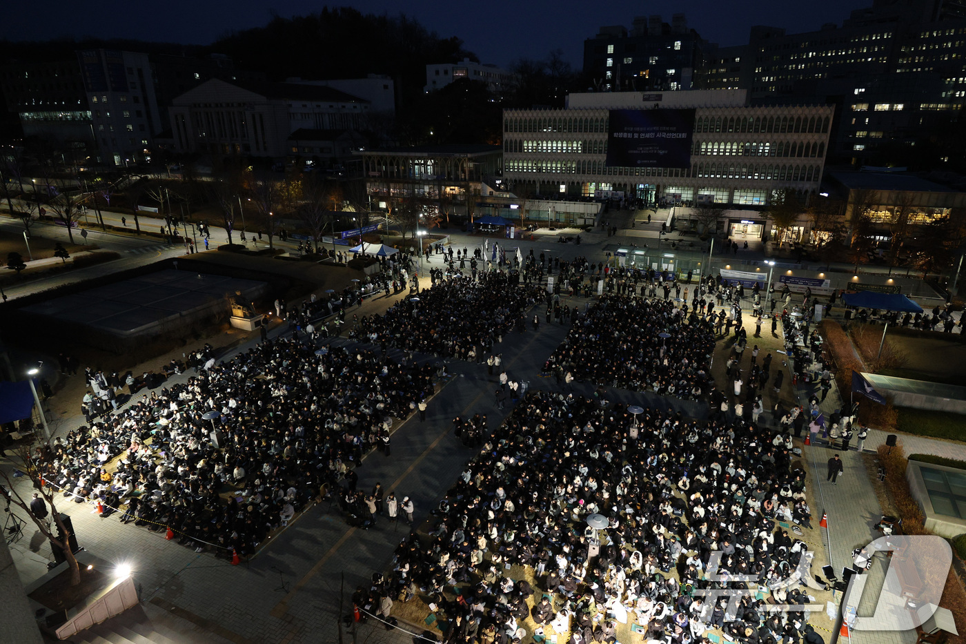 (서울=뉴스1) 신웅수 기자 = 12일 오후 서울 서대문구 연세대학교에서 열린 연세대 학생총회 및 연세인 시국선언대회에서 윤석열 대통령의 퇴진을 촉구하고 있다.이날 연세대학교 학생 …