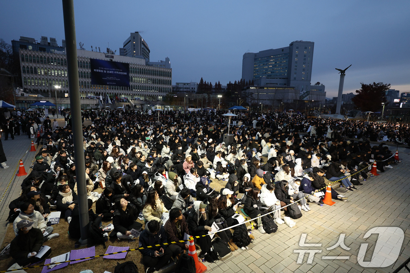 (서울=뉴스1) 신웅수 기자 = 12일 오후 서울 서대문구 연세대학교에서 열린 연세대 학생총회 및 연세인 시국선언대회에서 윤석열 대통령의 퇴진을 촉구하고 있다.이날 연세대학교 학생 …