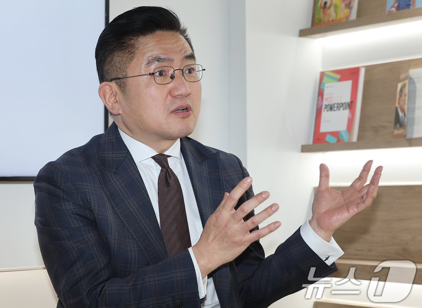 본문 이미지 - 허문호 YBM 대표가 서울 종로구 YBM 사옥에서 뉴스1과 인터뷰를 하고 있다. 2024.12.15/뉴스1 ⓒ News1 김진환 기자