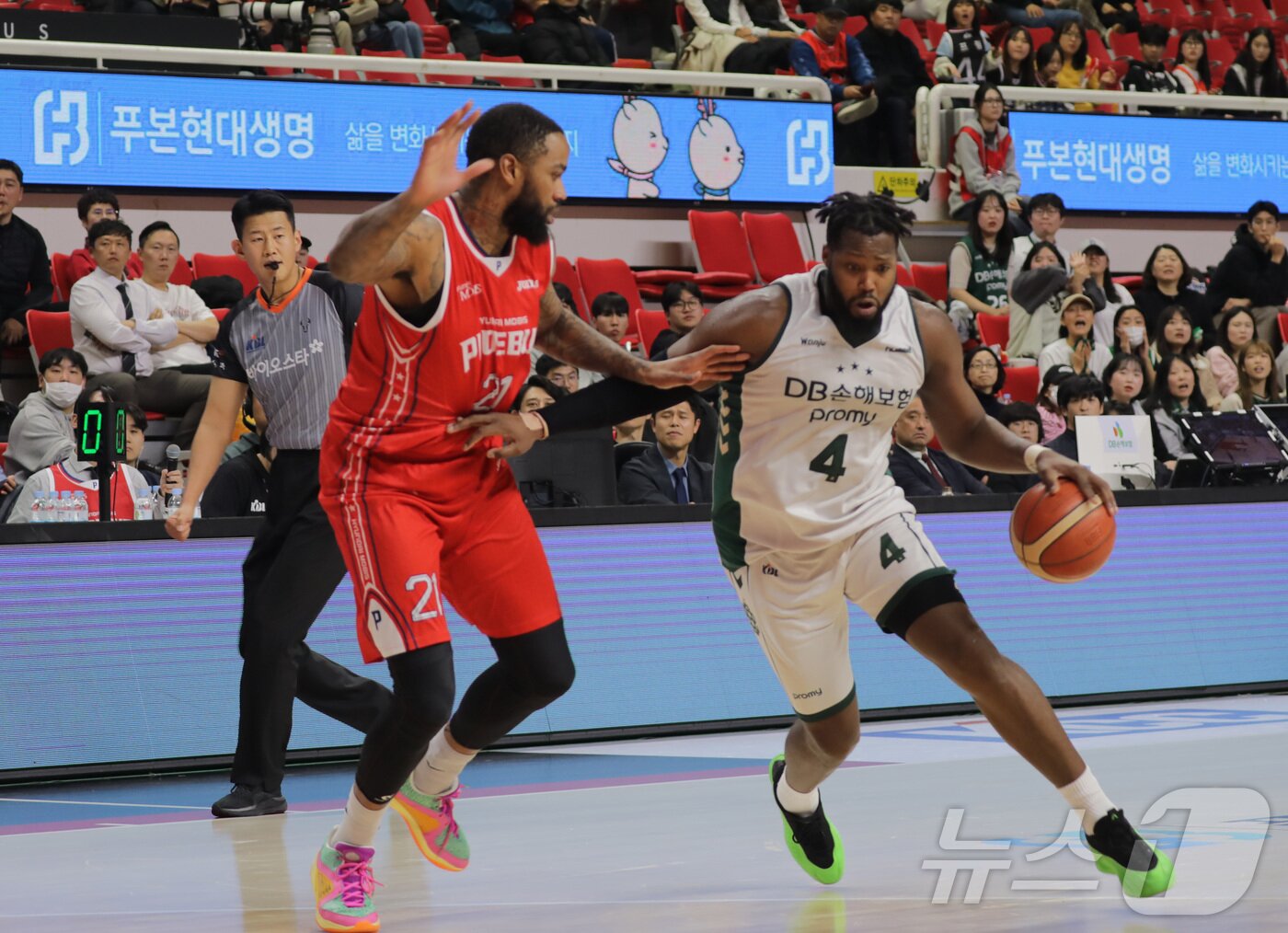 본문 이미지 - 12일 오후 울산 동천체육관에서 열린 '2024-2025 KCC 프로농구' 정규리그 울산현대모비스와 원주 DB의 경기에서 원주 로버트 카터가 드리블을 하고 있다. 2024.12.12/뉴스1 ⓒ News1 김지혜 기자