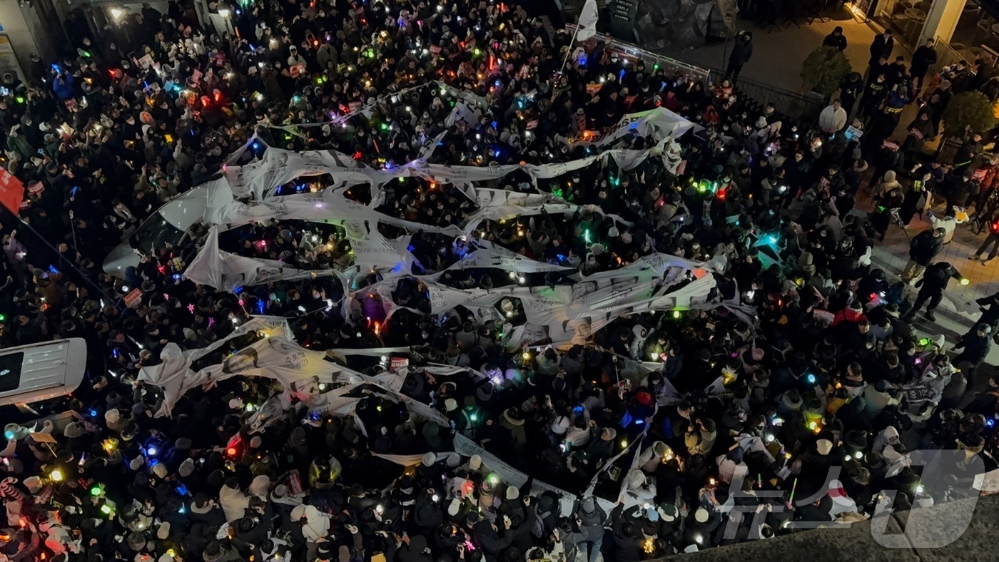 (서울=뉴스1) 이강 기자 = 12일 오후 서울 여의도 국민의힘 중앙당사 앞에서 열린 윤석열 대통령 탄핵 촉구 촛불 집회에 참여한 시민들이 윤석열 대통령에 대한 탄핵소추안 표결에 …