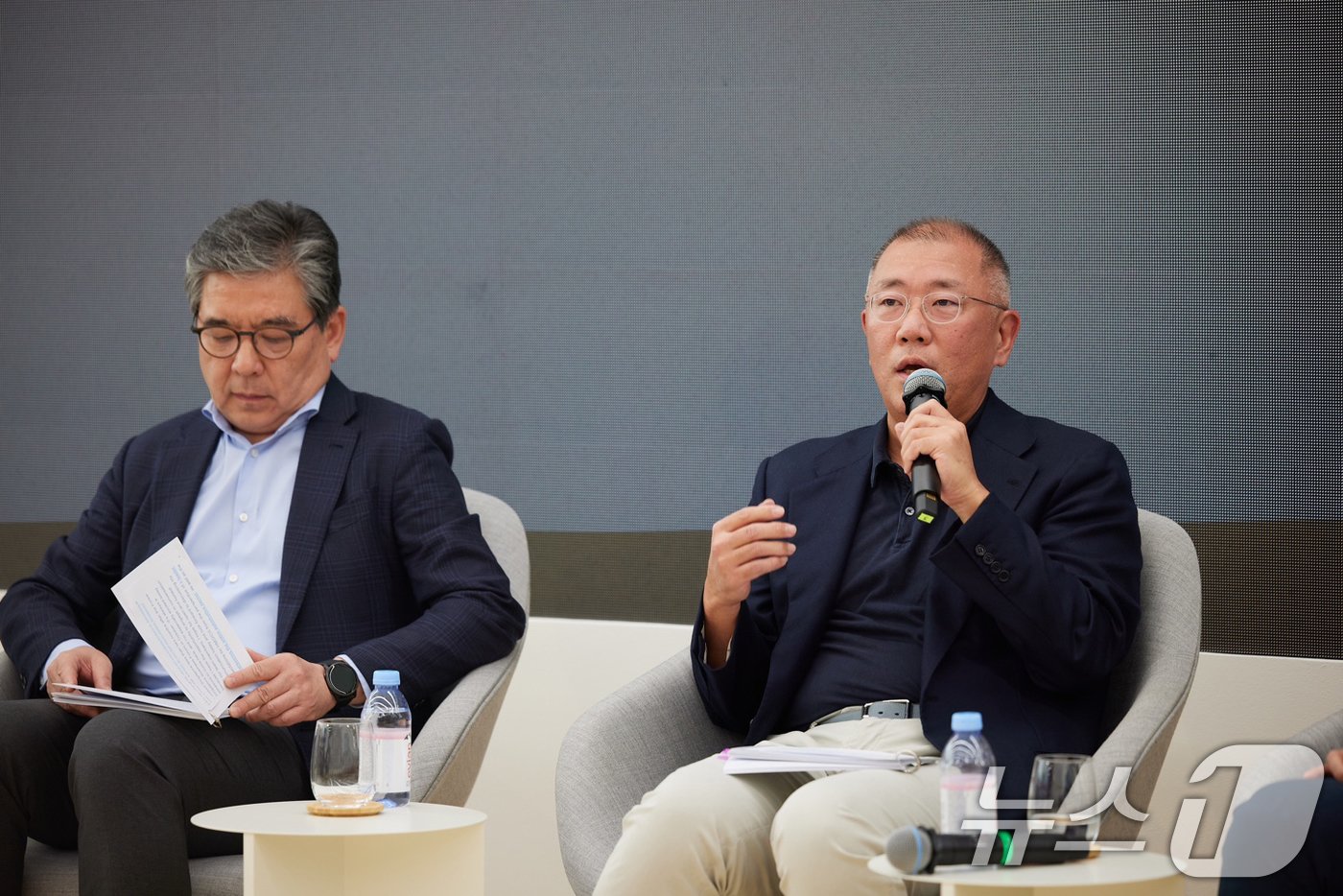 정의선 현대자동차그룹 회장이 12일 &#39;현대차그룹 싱가포르 글로벌 혁신센터&#40;HMGICS&#41;&#39;에서 임직원 300여 명을 대상으로 2시간 동안 진행된 타운홀 미팅에서 HMGICS 직원의 질문에 답하고 있다. &#40;현대자동차그룹 제공&#41; 2024.12.13/뉴스1