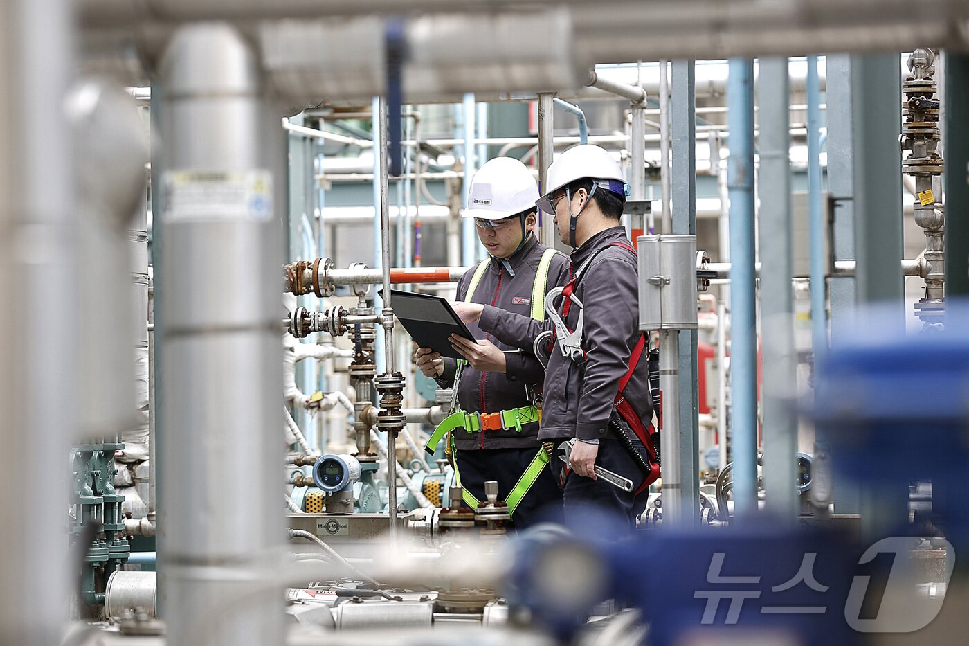 본문 이미지 - 금호석유화학 직원들이 사업장 내 안전관리 시스템을 점검하고 있다.&#40;금호석유화학그룹 제공&#41; ⓒ News1 최동현 기자