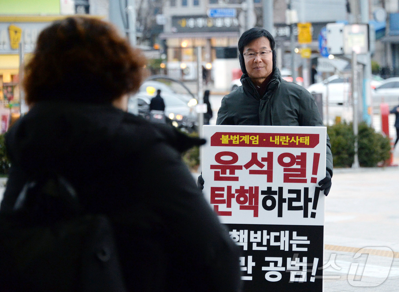 (광주=뉴스1) 이승현 기자 = 박병규 광주 광산구청장이 13일 오전 광주 송정역광장에서 윤석열 대통령 탄핵 촉구 1인 피켓 시위를 하고 있다. (독자 제공) 2024.12.13/ …