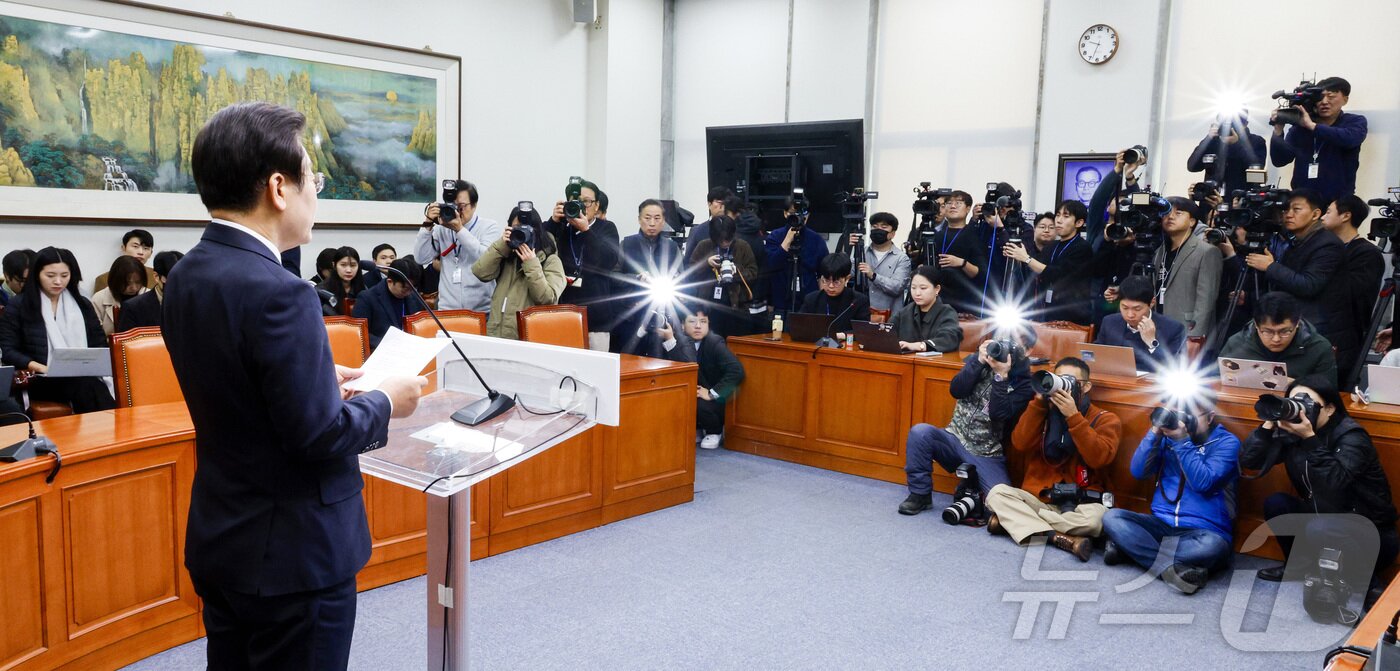 본문 이미지 - 이재명 더불어민주당 대표가 13일 오전 서울 여의도 국회에서 윤석열 탄핵 관련 성명을 발표하고 있다. 2024.12.13/뉴스1 ⓒ News1 안은나 기자