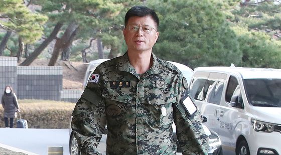 검찰 들어서는 김정근 제3공수여단장