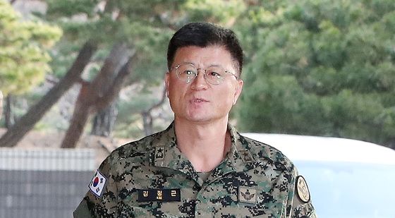 핸드폰 3개 든 김정근 제3공수여단장