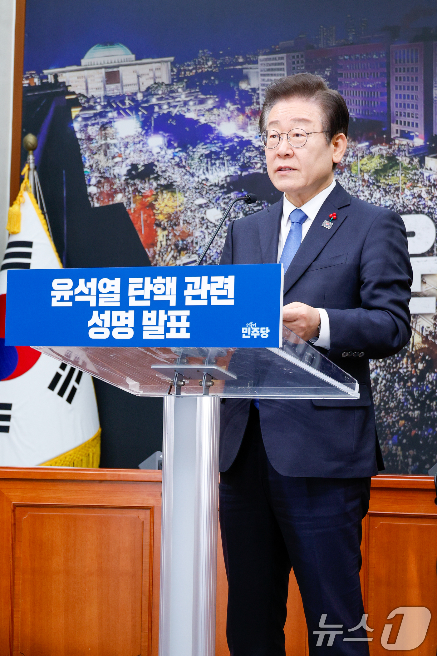 (서울=뉴스1) 안은나 기자 = 이재명 더불어민주당 대표가 13일 오전 서울 여의도 국회에서 윤석열 탄핵 관련 성명을 발표하고 있다. 2024.12.13/뉴스1