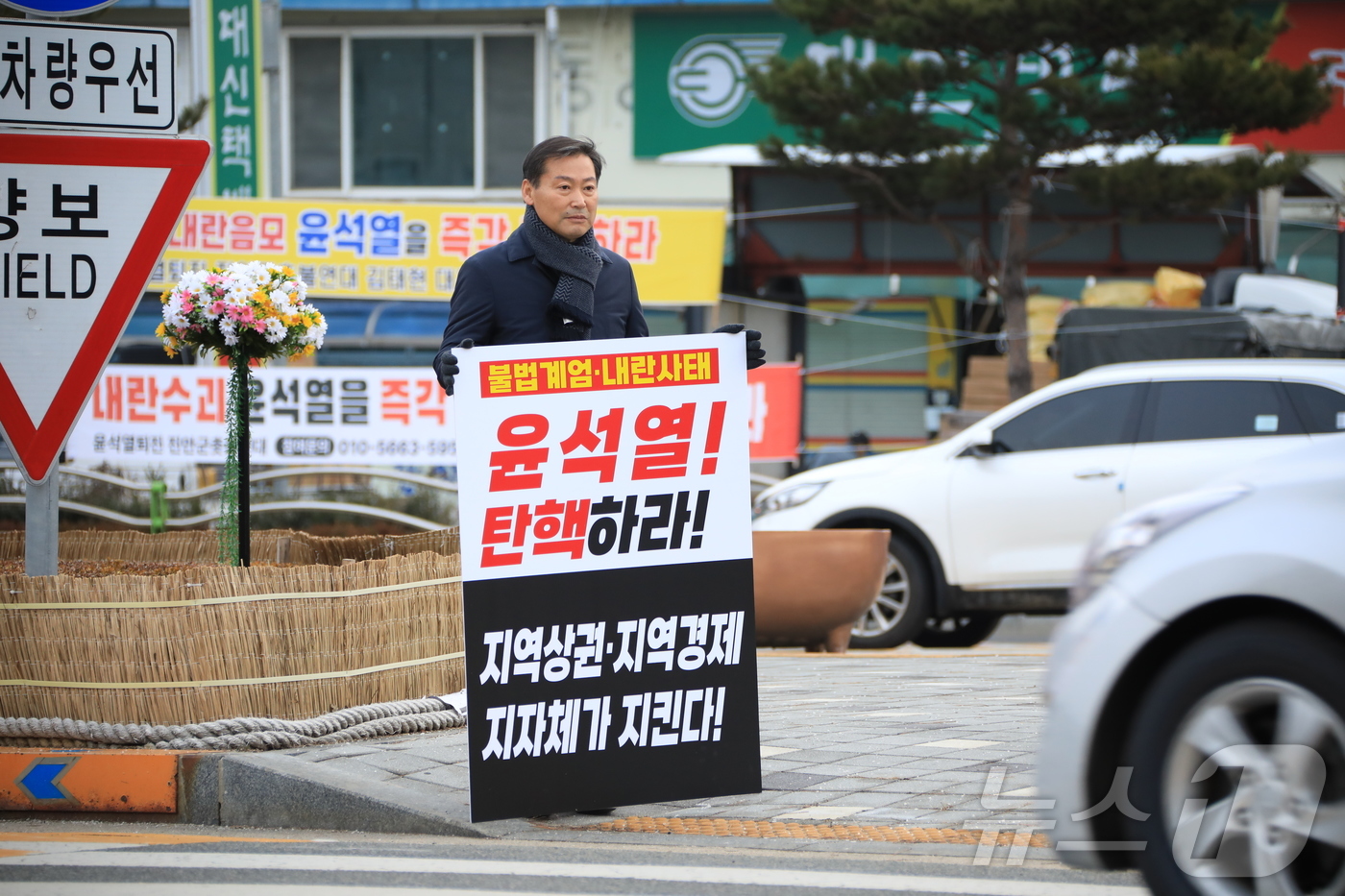 (진안=뉴스1) 김동규 기자 = 전춘성 전북자치도 진안군수가 13일 오전 진안읍 로터리에서 윤석열 대통령 탄핵 촉구 1인 시위를 하고 있다. 2024.12.13/뉴스1