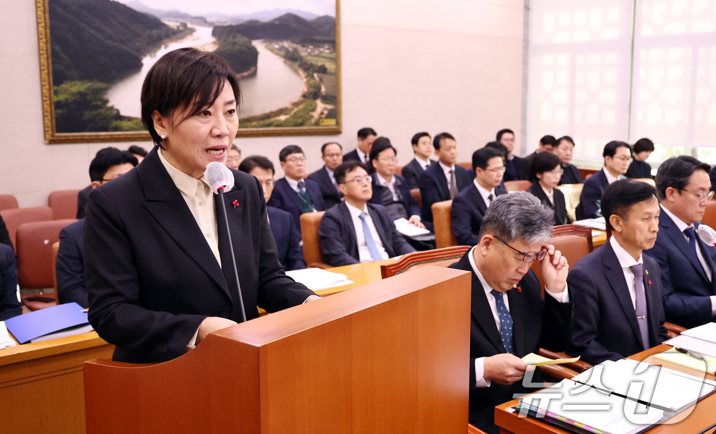 (서울=뉴스1) 구윤성 기자 = 송미령 농림축산식품부 장관이 13일 오전 서울 여의도 국회에서 열린 농해수위 전체회의에서 현안보고를 하고 있다. 2024.12.13/뉴스1