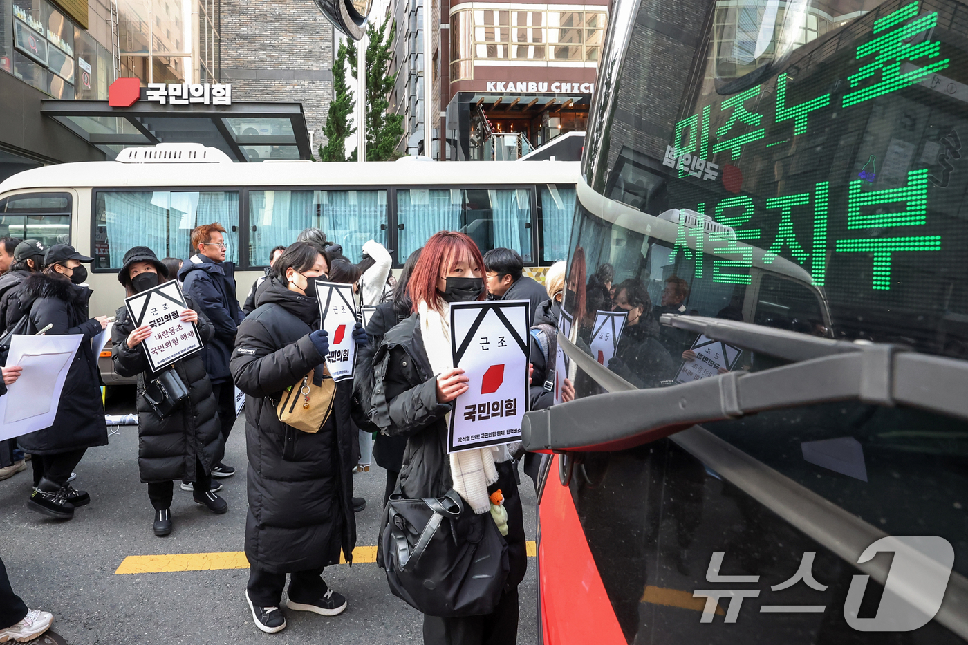 (서울=뉴스1) 민경석 기자 = 민주노총을 비롯한 시민사회단체 관계자들이 13일 오전 서울 영등포구 여의도 국민의힘 당사 앞에서 열린 '국민의힘 탄핵 표결 동참 촉구 기자회견'을 …