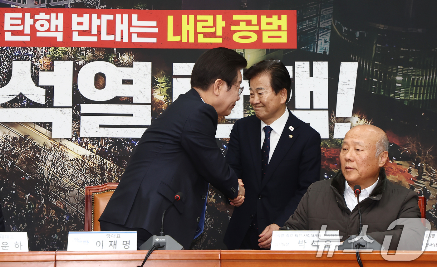 (서울=뉴스1) 김민지 기자 = 이재명 더불어민주당 대표가 13일 오전 서울 여의도 국회에서 열린 야5당·윤석열즉각퇴진사회대개혁 비상행동 연석회의에서 정동영 의원과 인사하고 있다. …