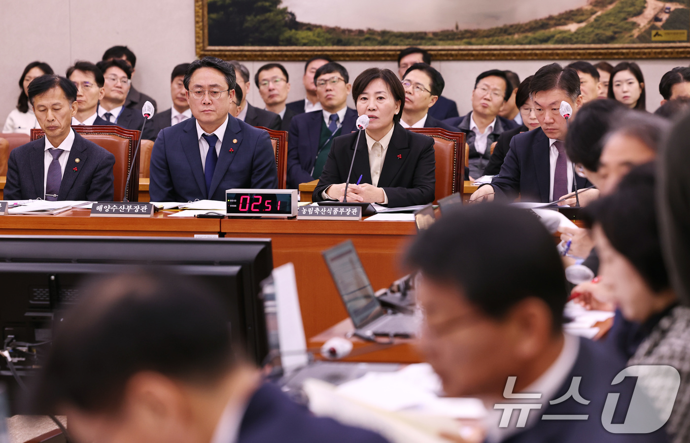 (서울=뉴스1) 구윤성 기자 = 송미령 농림축산식품부 장관이 13일 오전 서울 여의도 국회에서 열린 농해수위 전체회의에서 의원들의 질의에 답변하고 있다. 2024.12.13/뉴스1 …