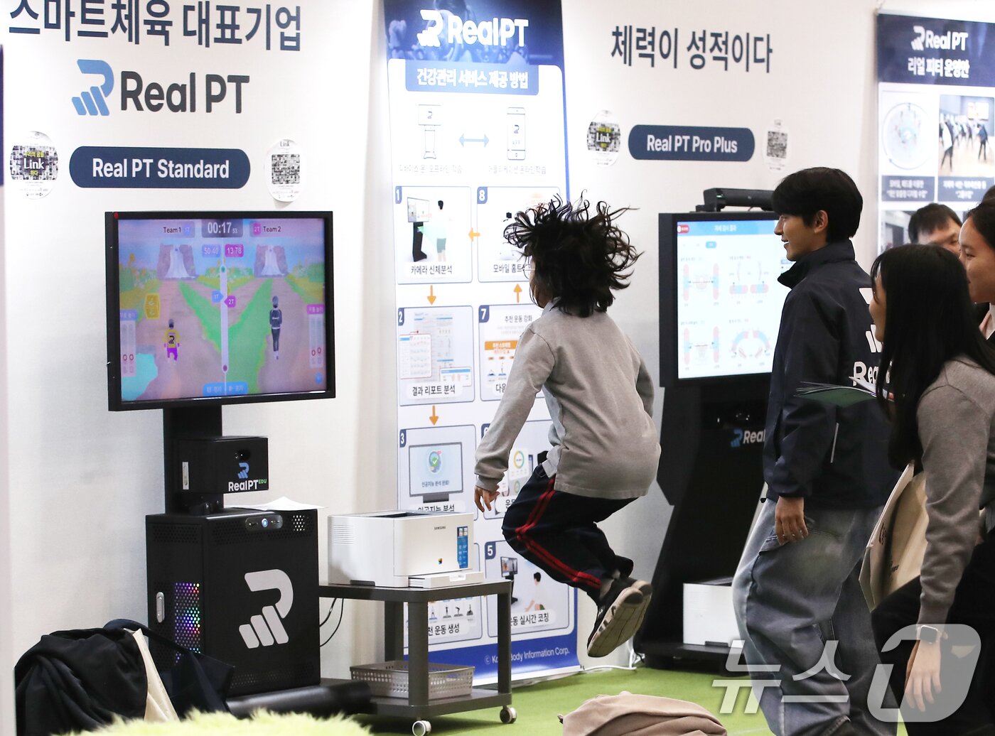 본문 이미지 - 인공지능&#40;AI&#41; 디지털교과서 도입을 앞두고 지난해 12월 13일 경기도 고양시 킨텍스에서 열린 ‘2024 대한민국 교육혁신 박람회’를 찾은 관람객들이 전시관 체험을 하고 있다. /뉴스1 ⓒ News1 권현진 기자
