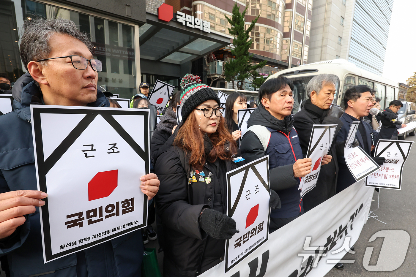 (서울=뉴스1) 민경석 기자 = 민주노총을 비롯한 시민사회단체 관계자들이 13일 오전 서울 영등포구 여의도 국민의힘 당사 앞에서 '국민의힘 탄핵 표결 동참 촉구 기자회견'을 하고 …