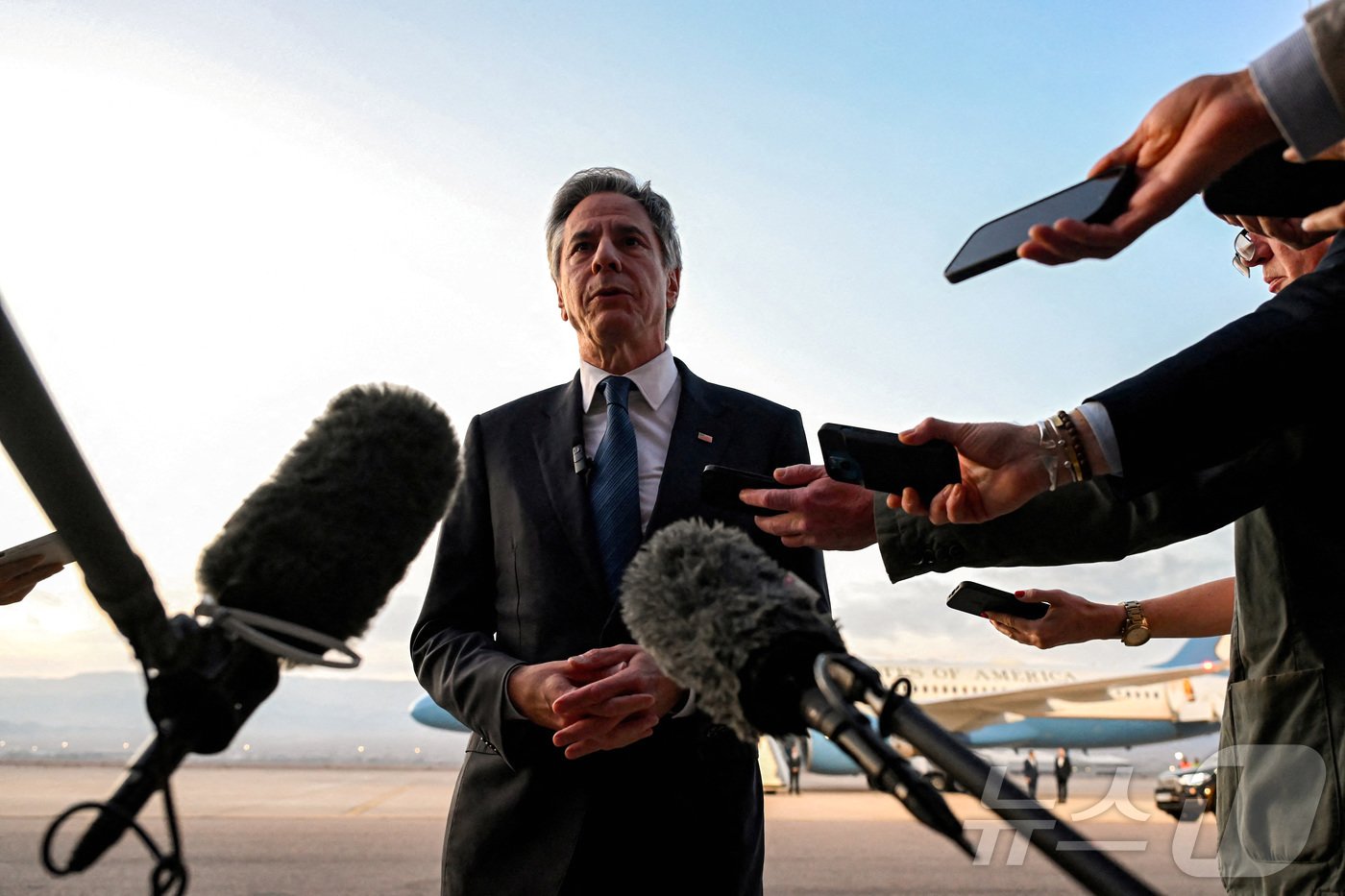 본문 이미지 - 12일(현지시간) 토니 블링컨 미 국무장관이 요르단 남부에서 비행기에 오르기 전 기자들의 질문에 답변하고 있다. 2024.12.12. ⓒ 로이터=뉴스1 ⓒ News1 권진영 기자